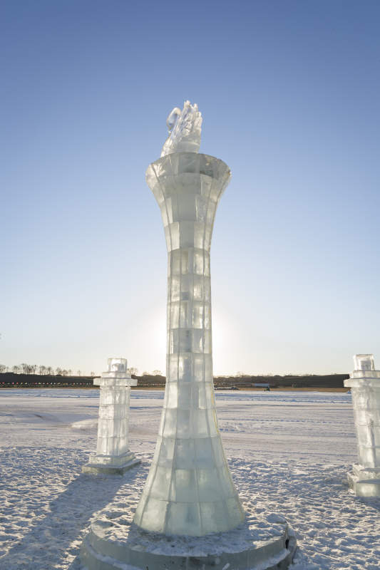 夕阳下雪原上晶莹剔透的冰雕建筑图片