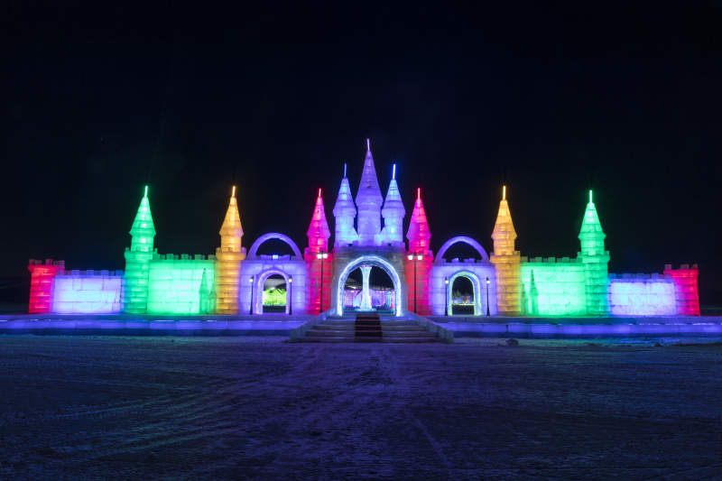 夜晚的冰雪城堡与五光十色的冰雕图片