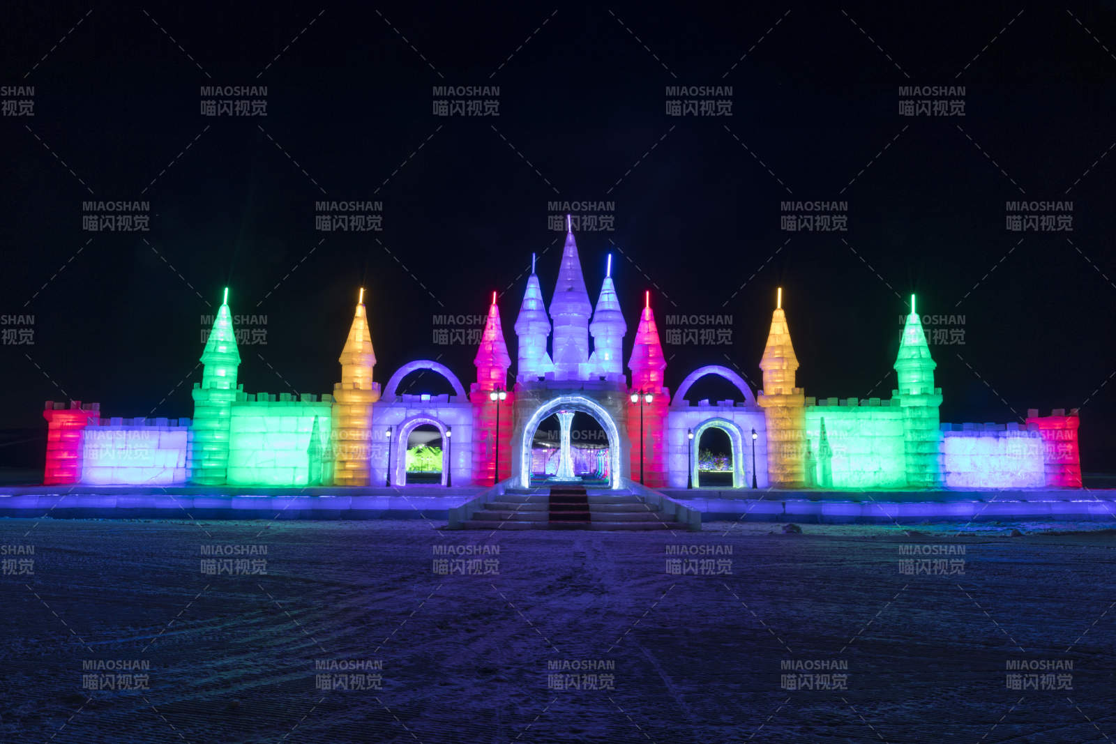 夜晚的冰雪城堡与五光十色的冰雕图片