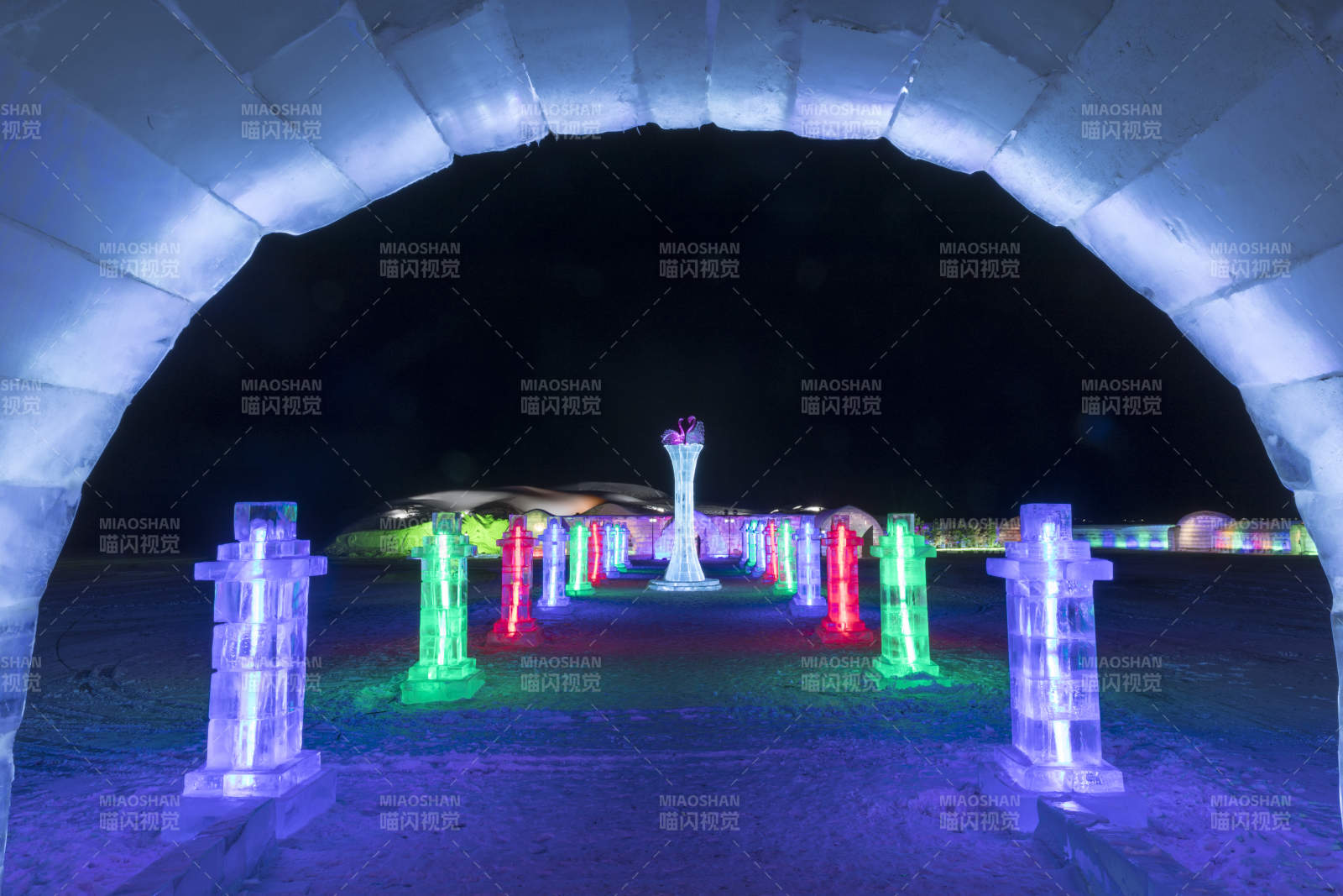 夜晚的冰雪城堡与五光十色的冰雕图片