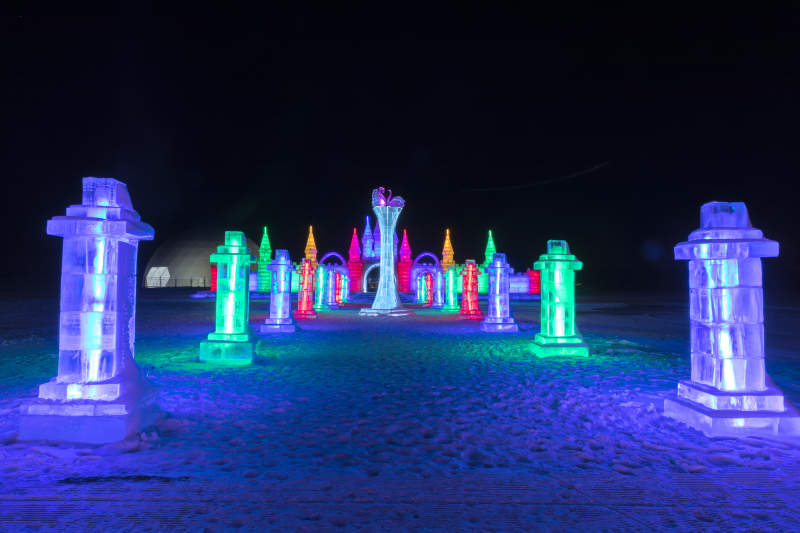夜晚的冰雪城堡与五光十色的冰雕图片