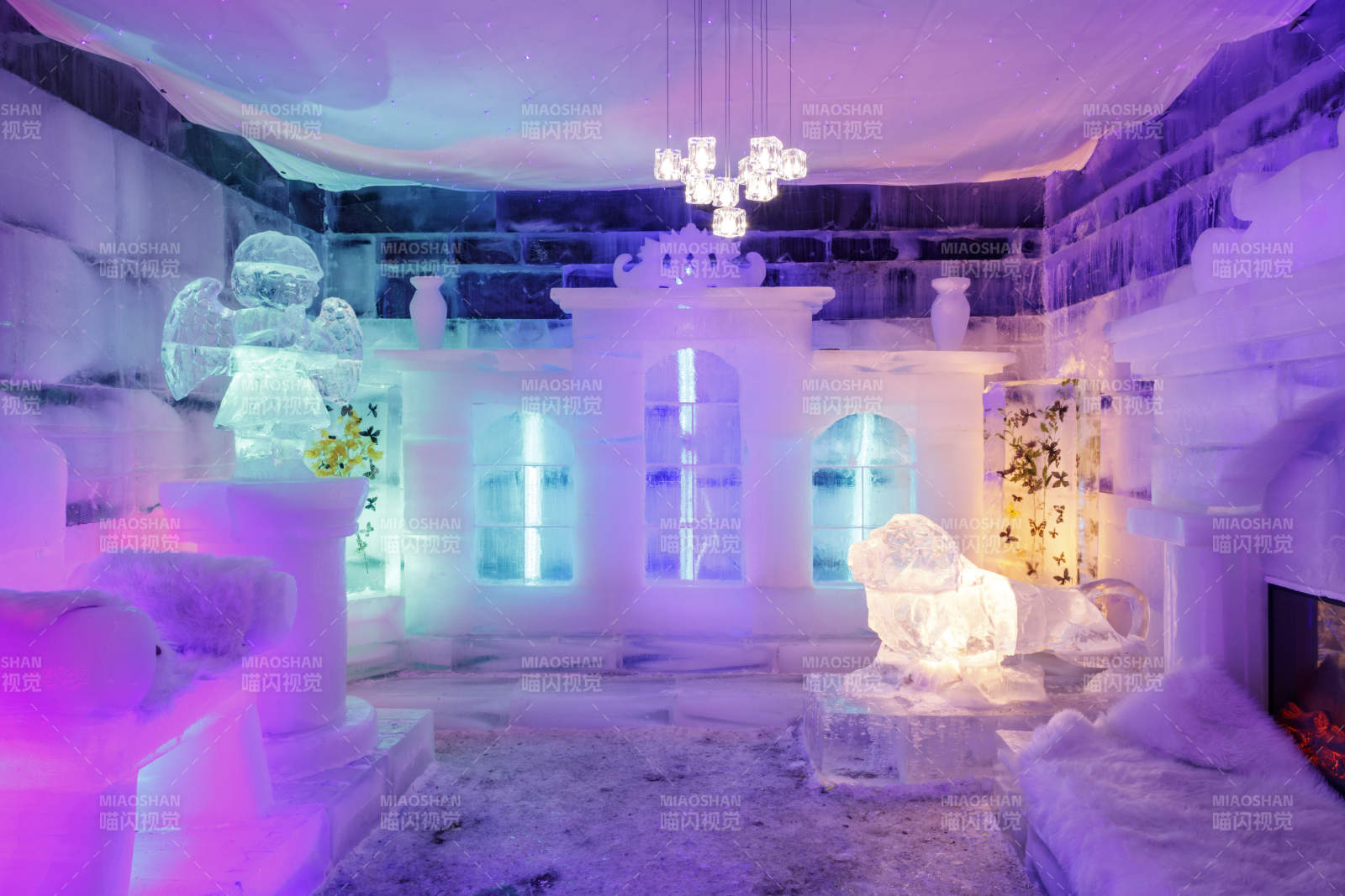 冰雪城堡内彩色光影照映的梦幻冰客房图片