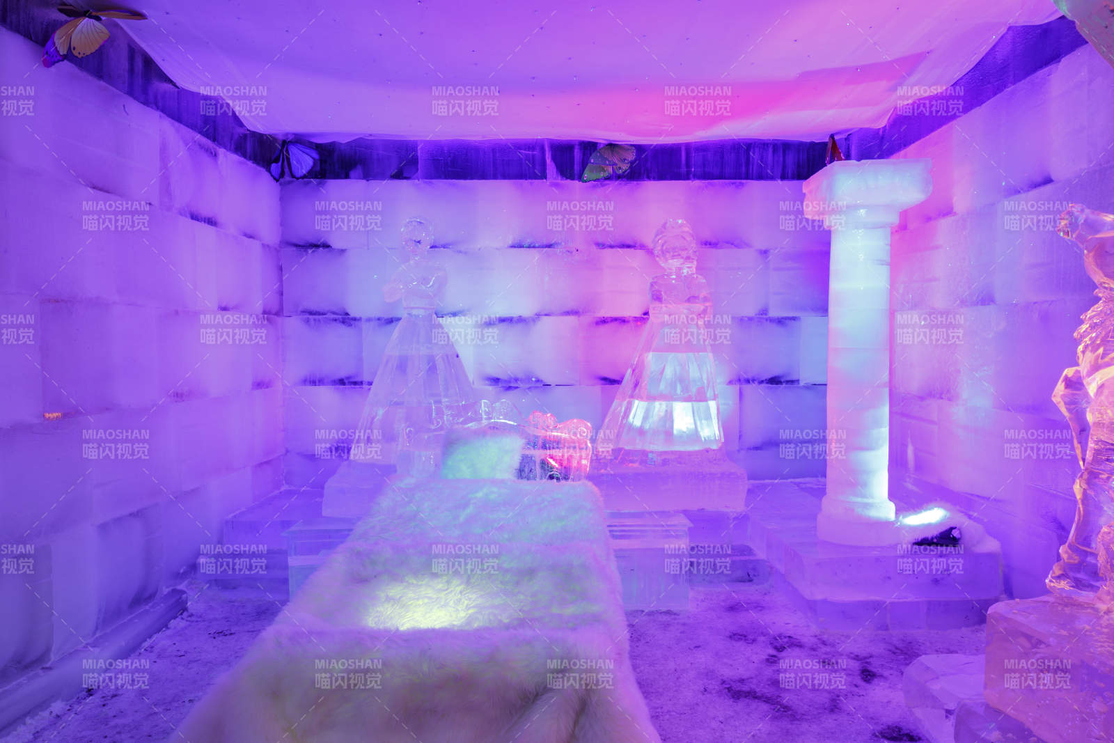 冰雪城堡内彩色光影照映的梦幻冰客房图片