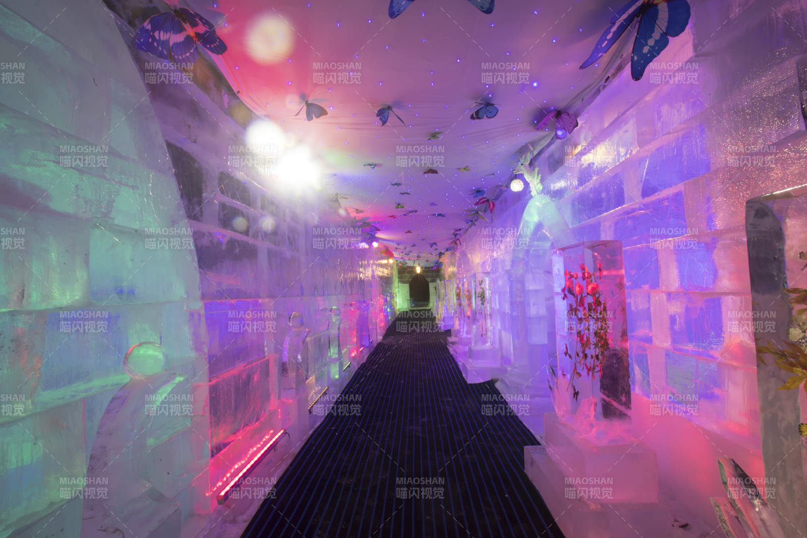 冰雪城堡内彩色光影照映的梦幻冰客房图片