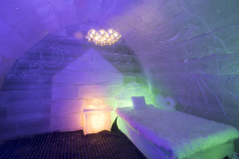 冰雪城堡内彩色光影照映的梦幻冰客房图片