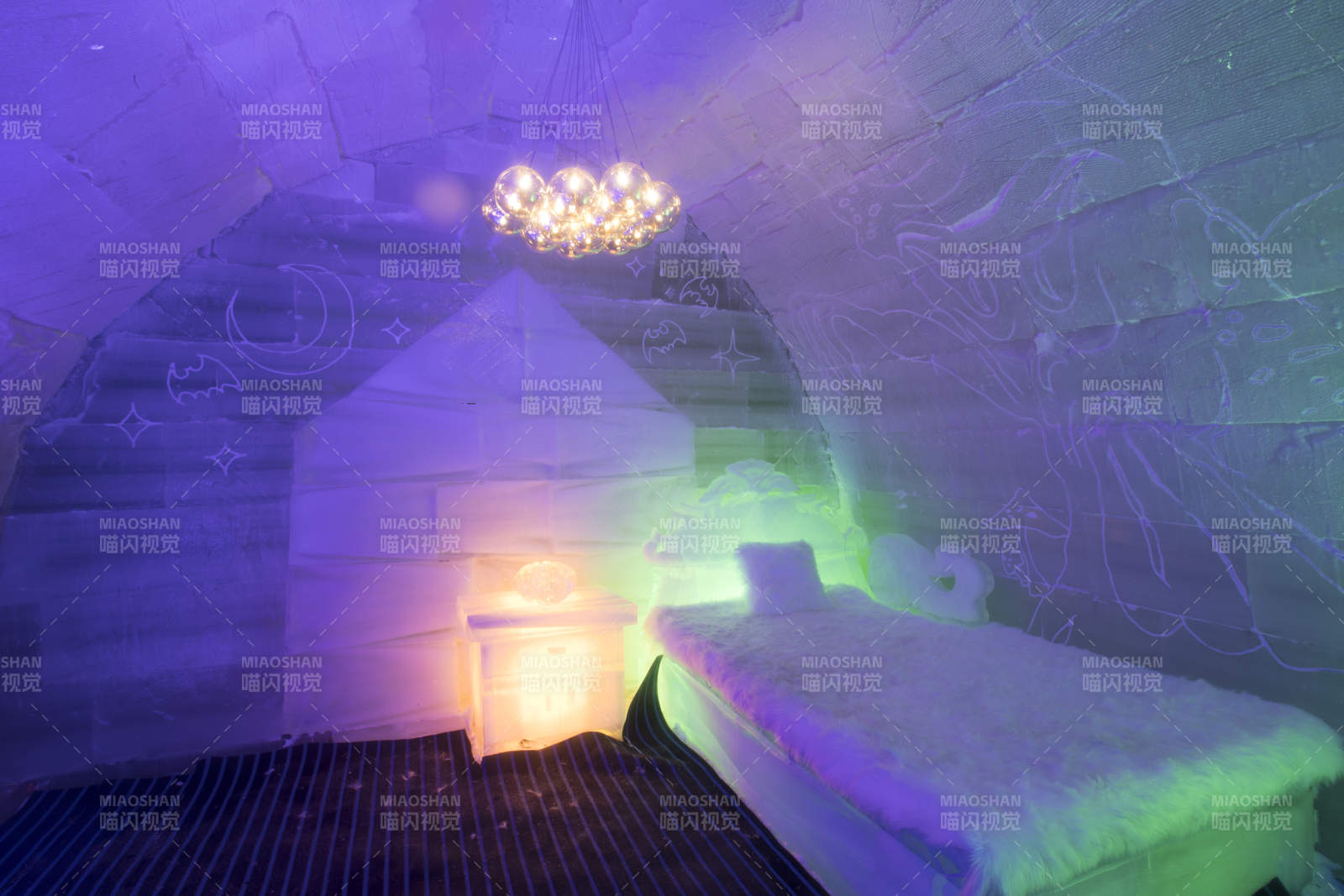 冰雪城堡内彩色光影照映的梦幻冰客房图片