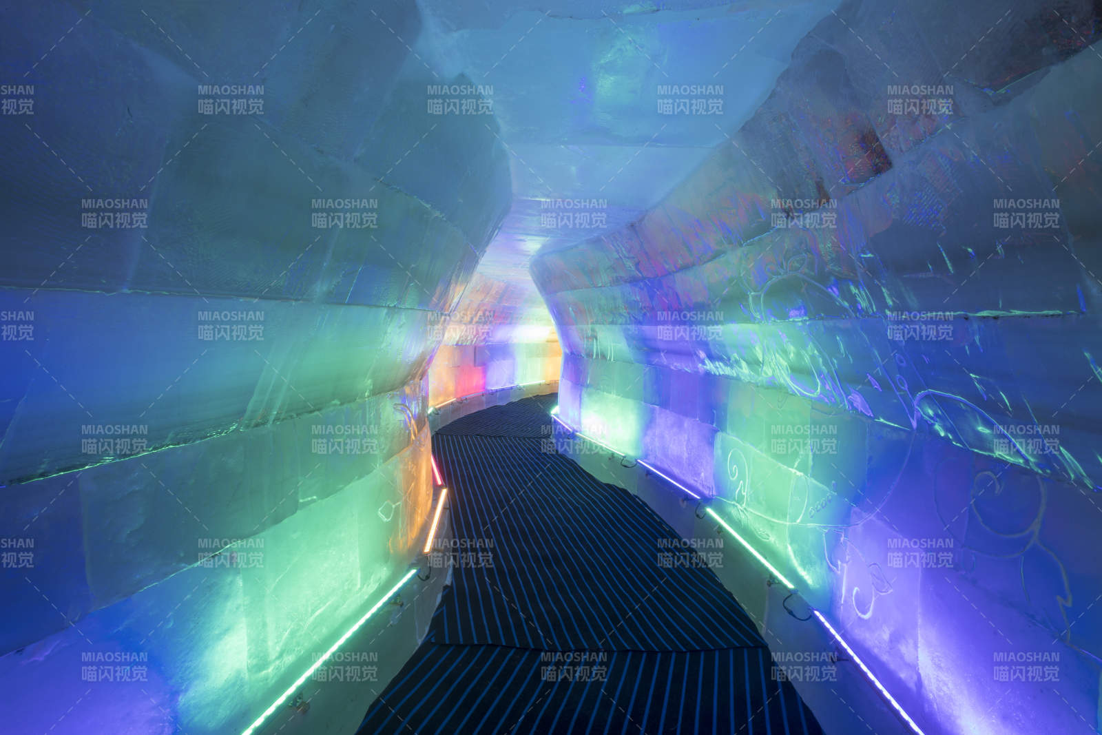 冰雪城堡内彩色光影照映的梦幻冰客房图片