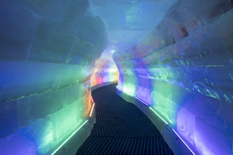 冰雪城堡内彩色光影照映的梦幻冰客房图片