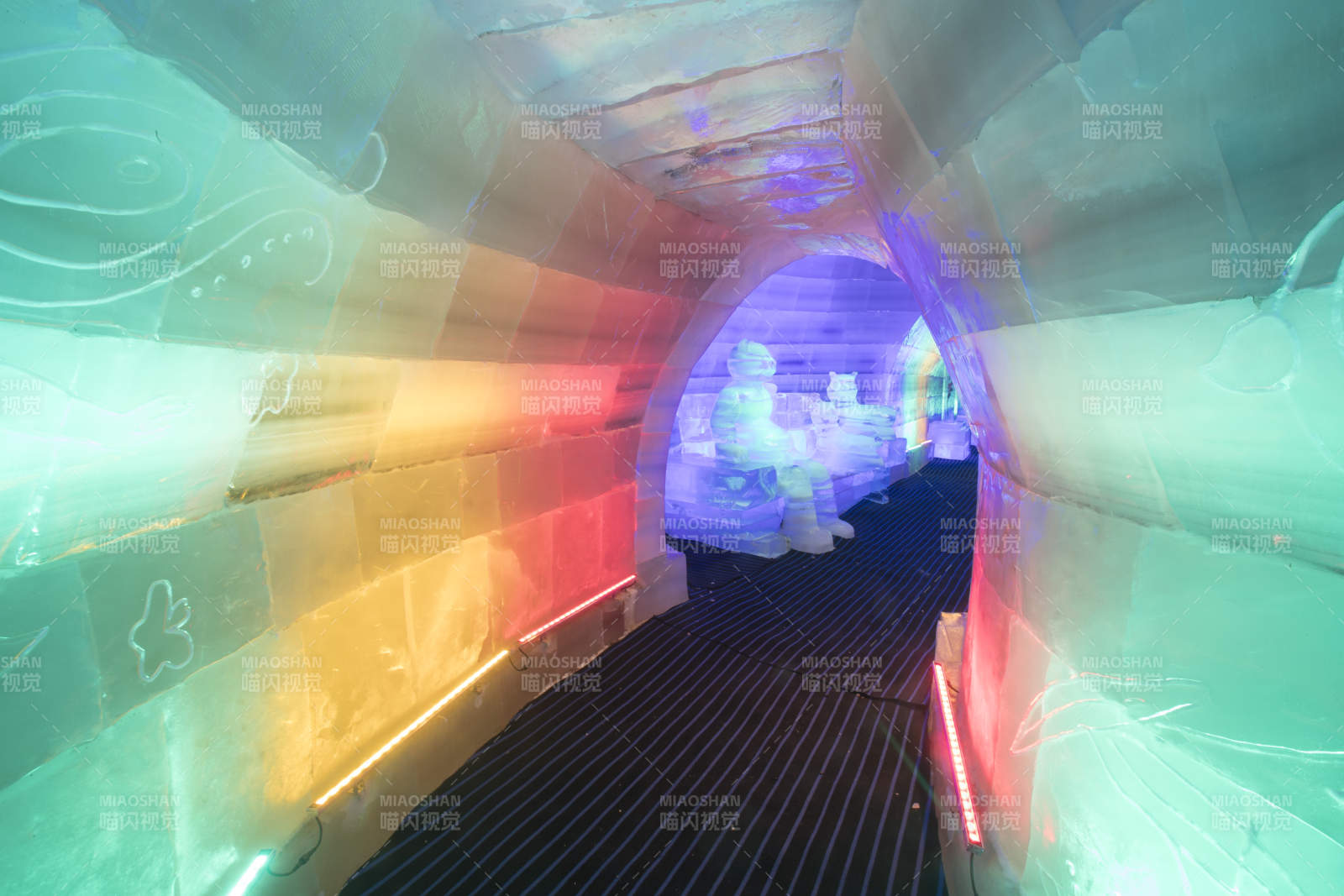 冰雪城堡内彩色光影照映的梦幻冰客房图片