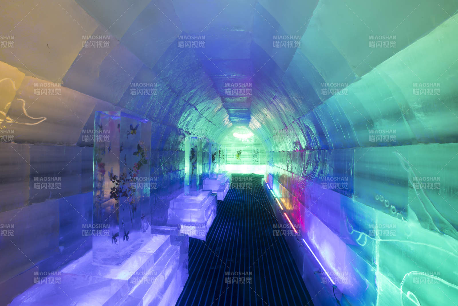 冰雪城堡内彩色光影照映的梦幻冰客房图片