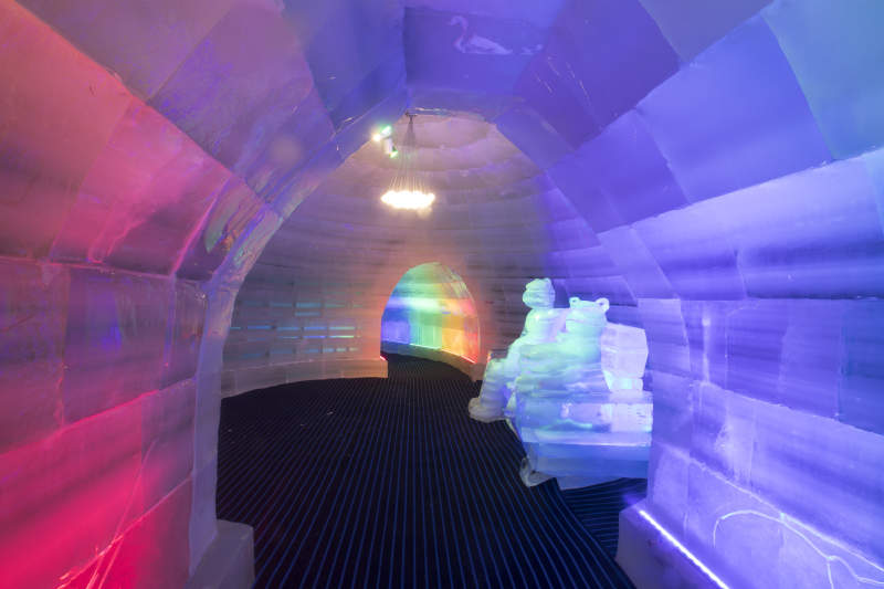 冰雪城堡内彩色光影照映的梦幻冰客房图片