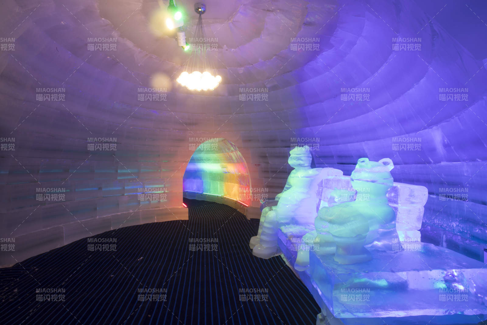 冰雪城堡内彩色光影照映的梦幻冰客房图片