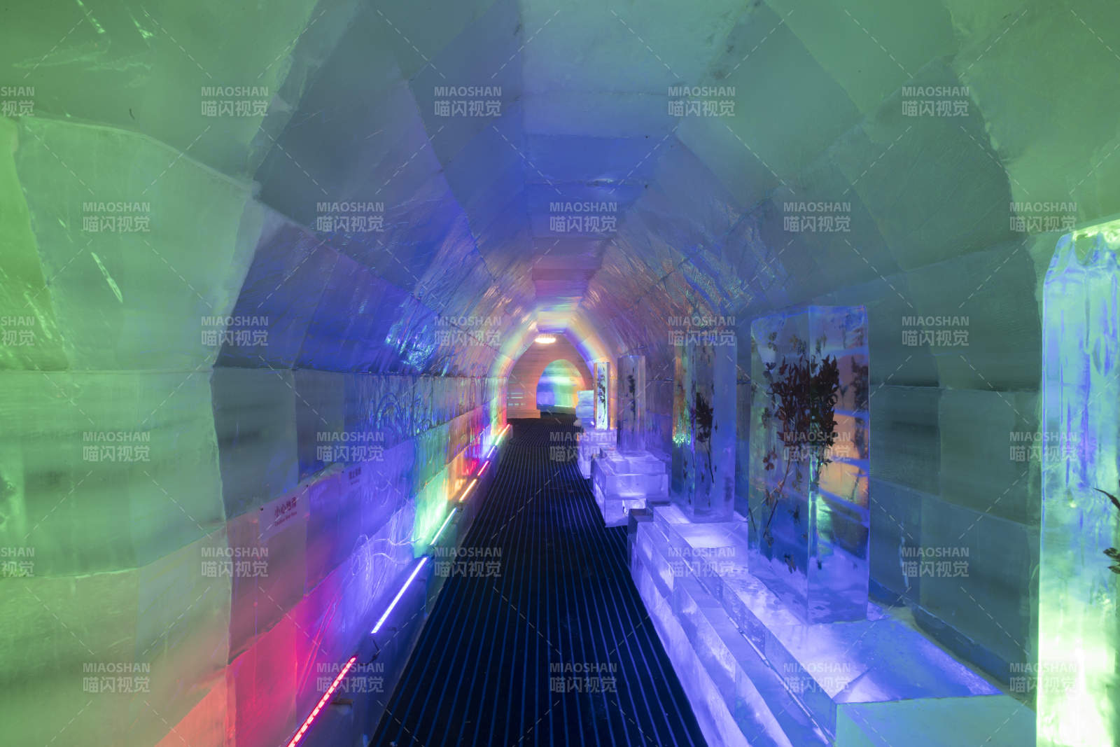 冰雪城堡内彩色光影照映的梦幻冰客房图片