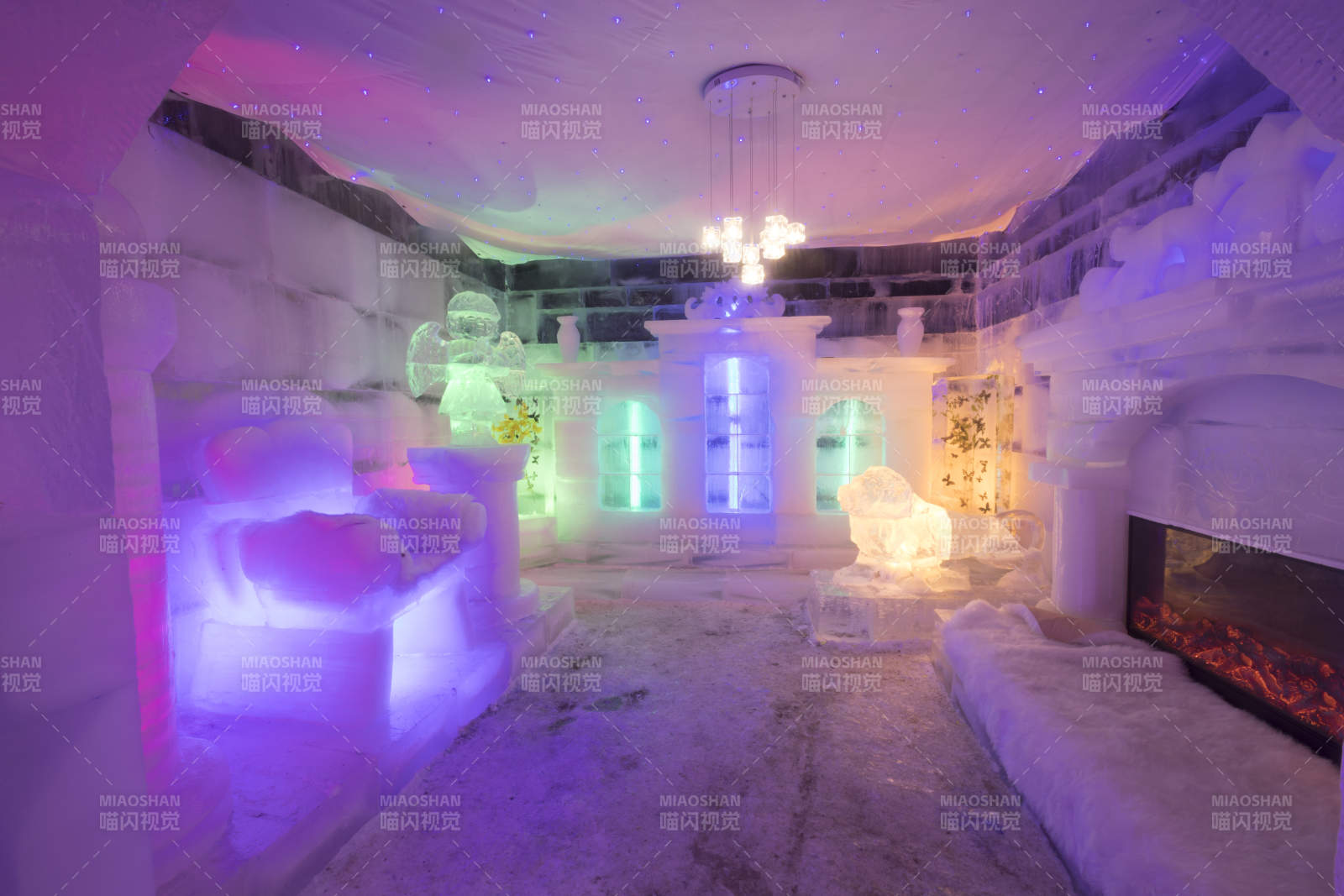 冰雪城堡内彩色光影照映的梦幻冰客房图片