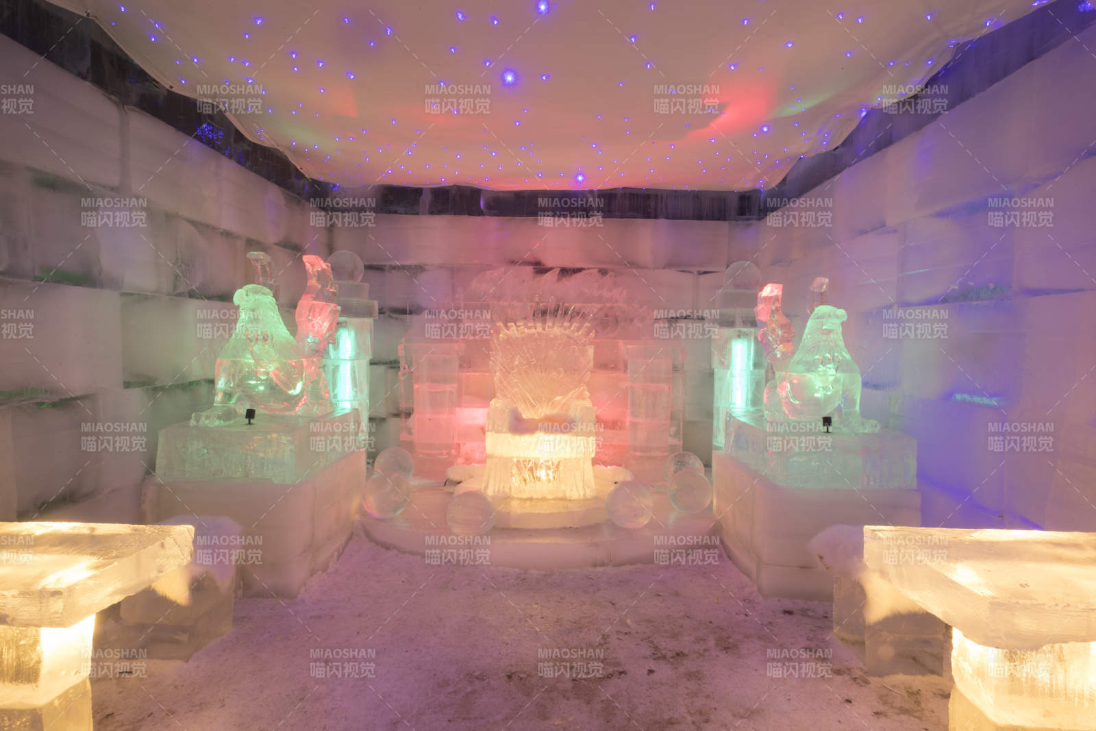 冰雪城堡内彩色光影照映的梦幻冰客房图片