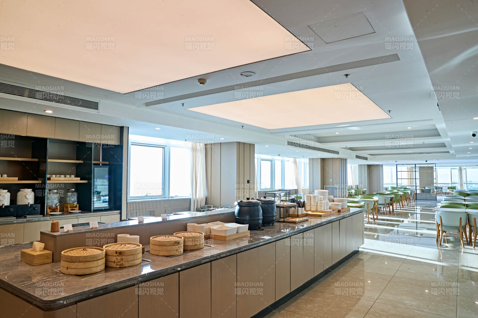 整洁明亮的酒店自助餐厅图片