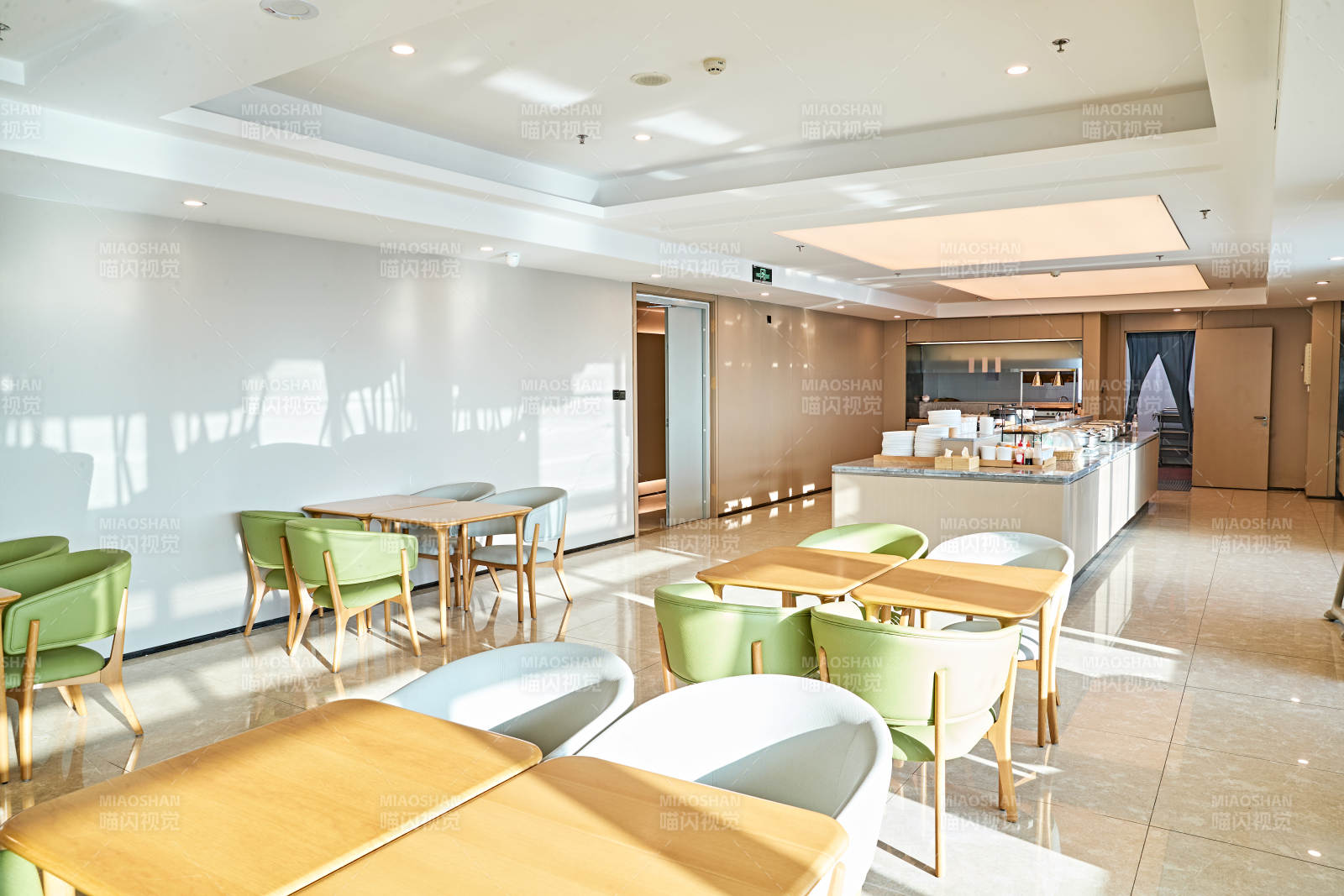 整洁明亮的酒店自助餐厅图片