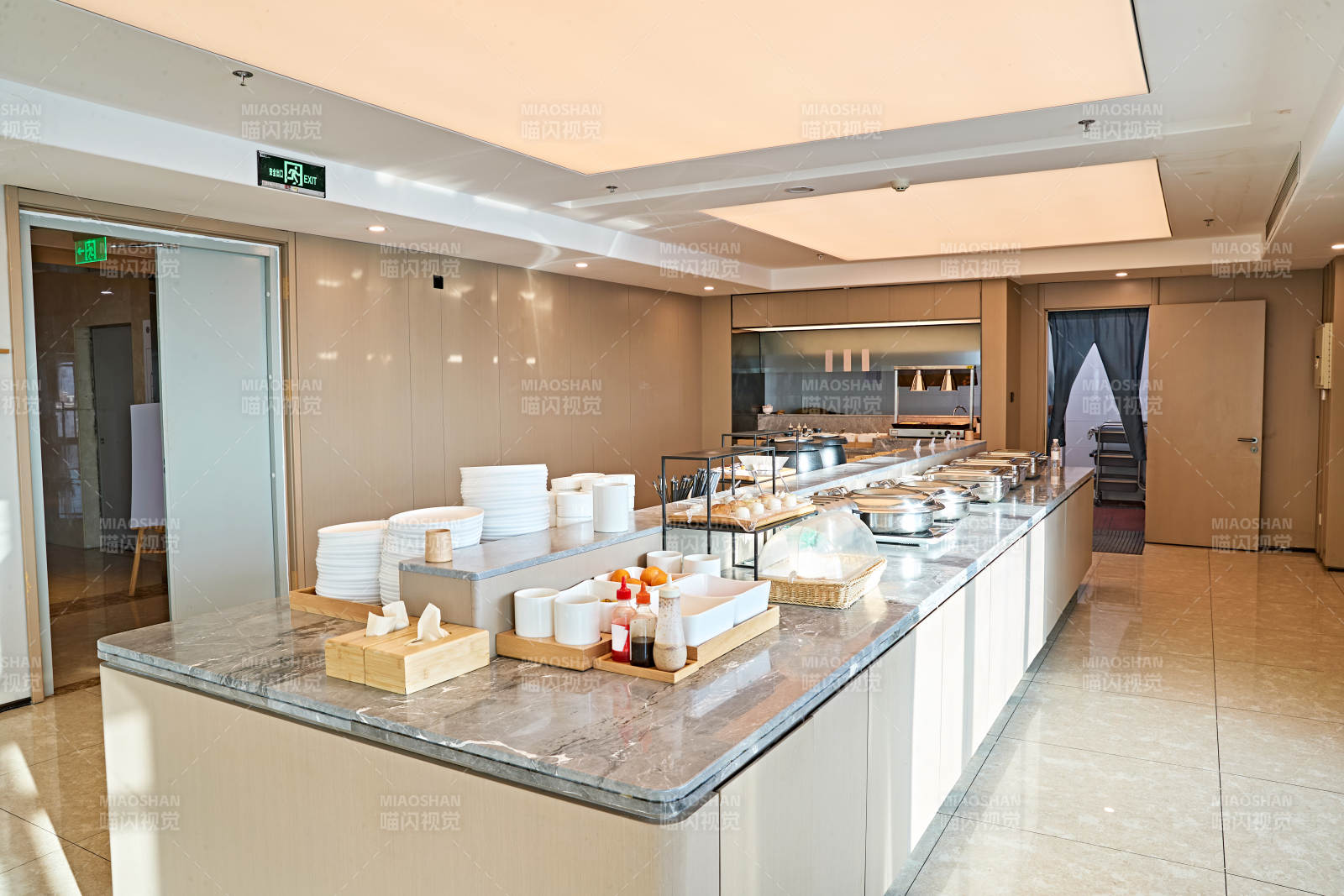整洁明亮的酒店自助餐厅图片