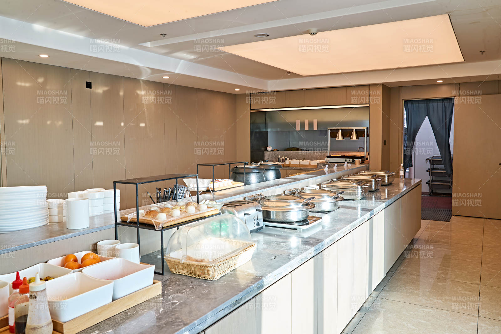 整洁明亮的酒店自助餐厅图片