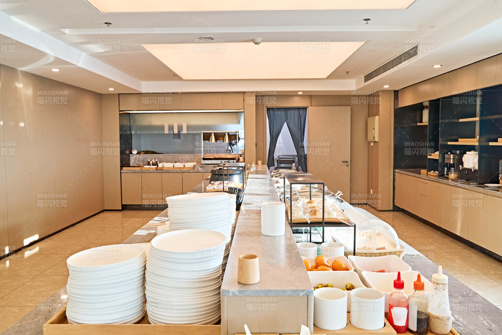 整洁明亮的酒店自助餐厅图片