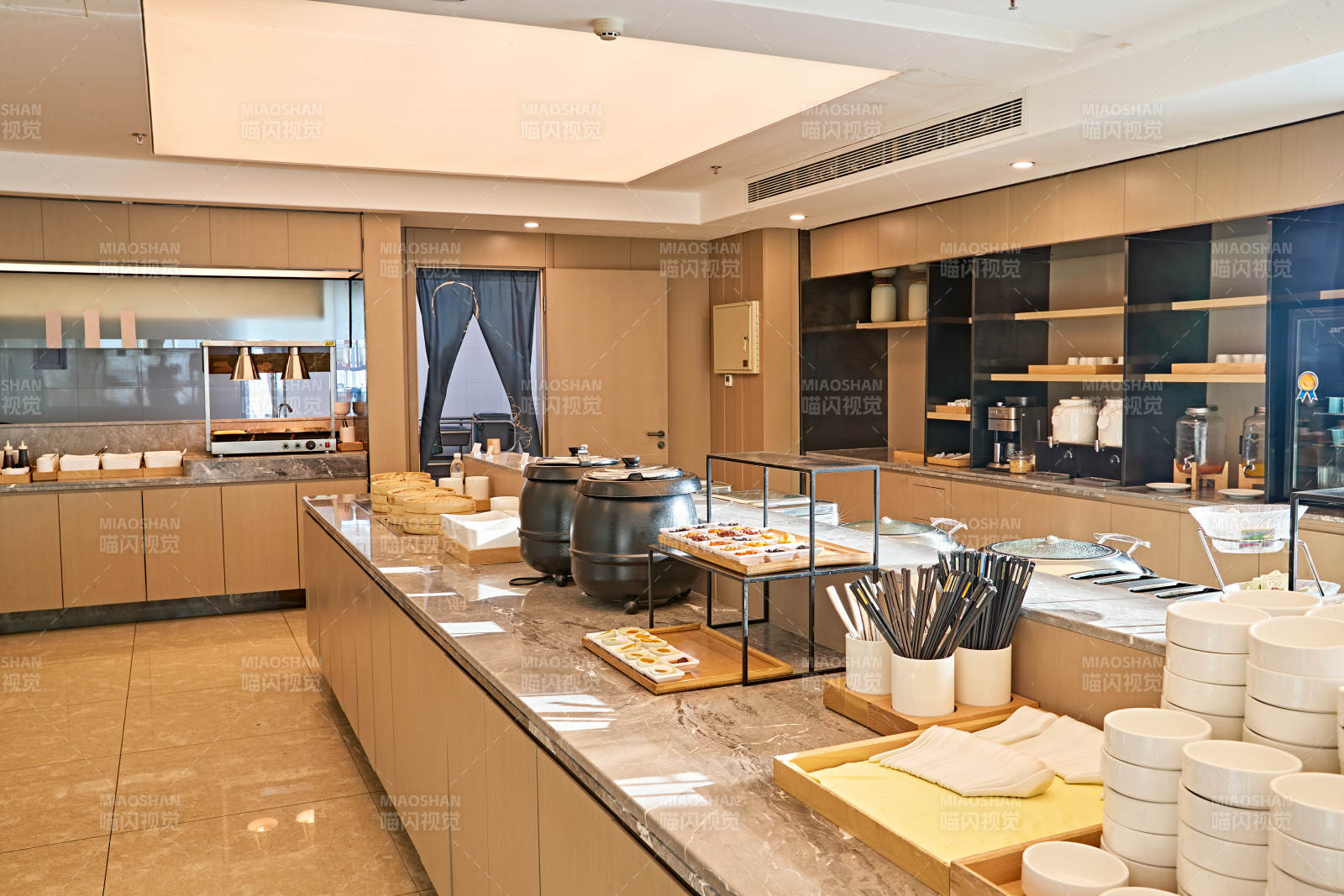 整洁明亮的酒店自助餐厅图片