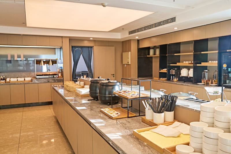 整洁明亮的酒店自助餐厅图片