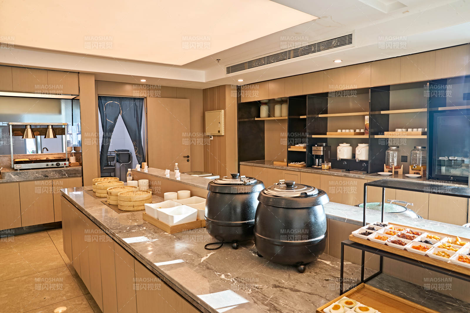 整洁明亮的酒店自助餐厅图片