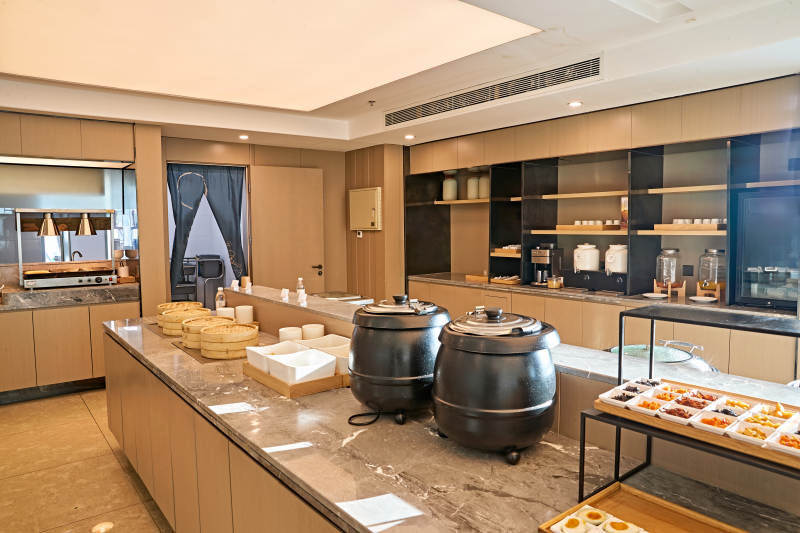 整洁明亮的酒店自助餐厅图片