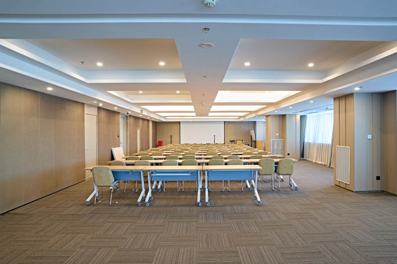 现代公司会议室图片