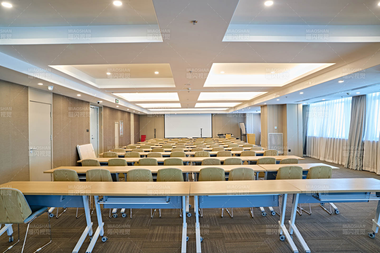 现代公司会议室图片