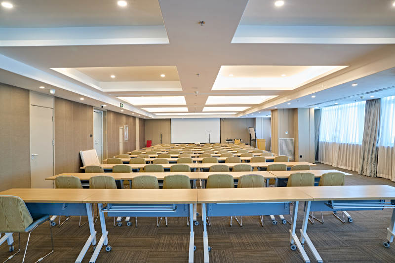 现代公司会议室图片