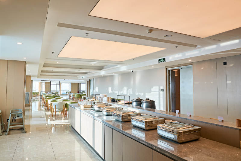 整洁明亮的酒店自助餐厅图片