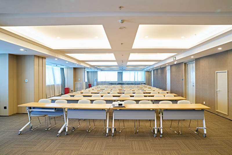 现代公司会议室图片