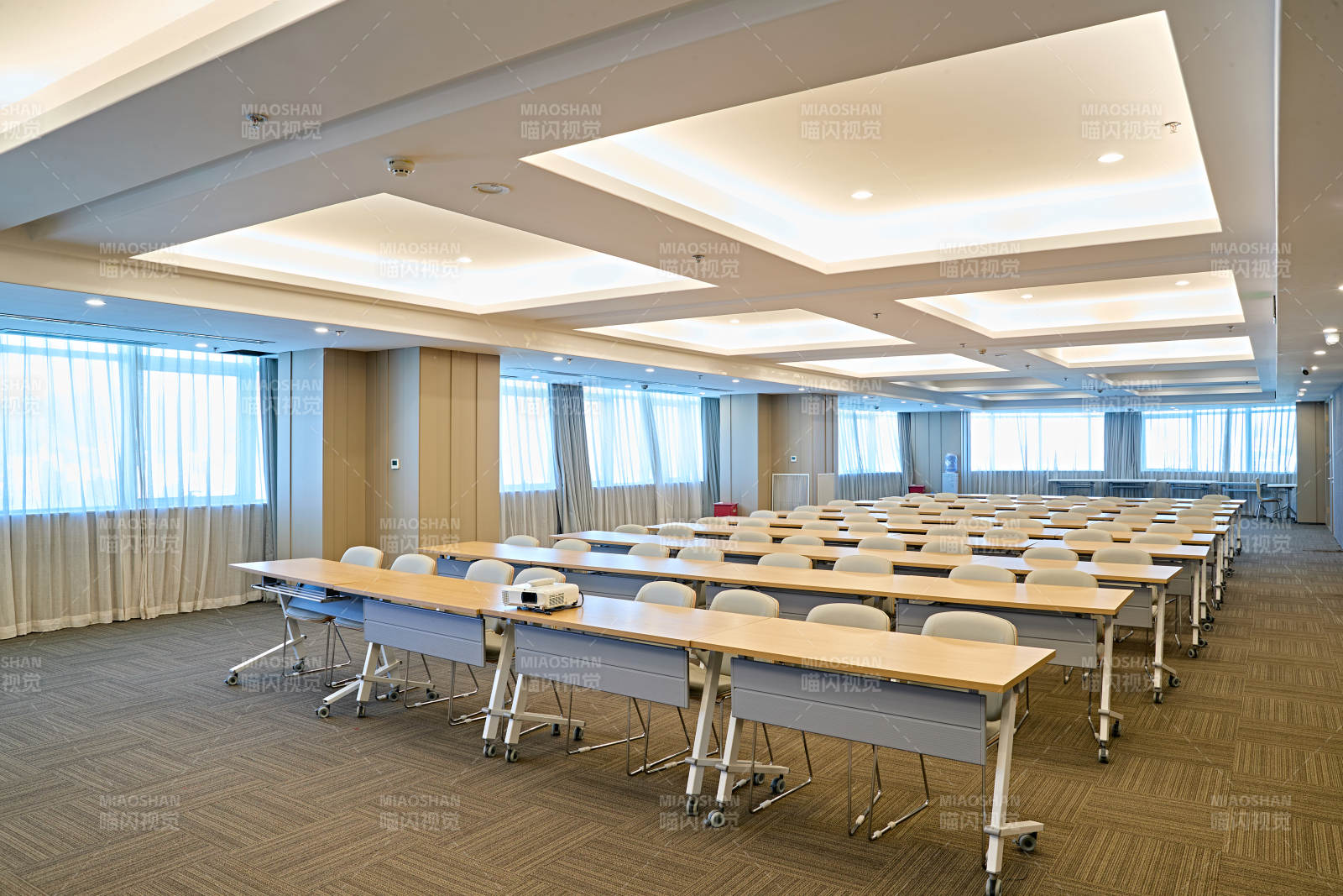 现代公司会议室图片