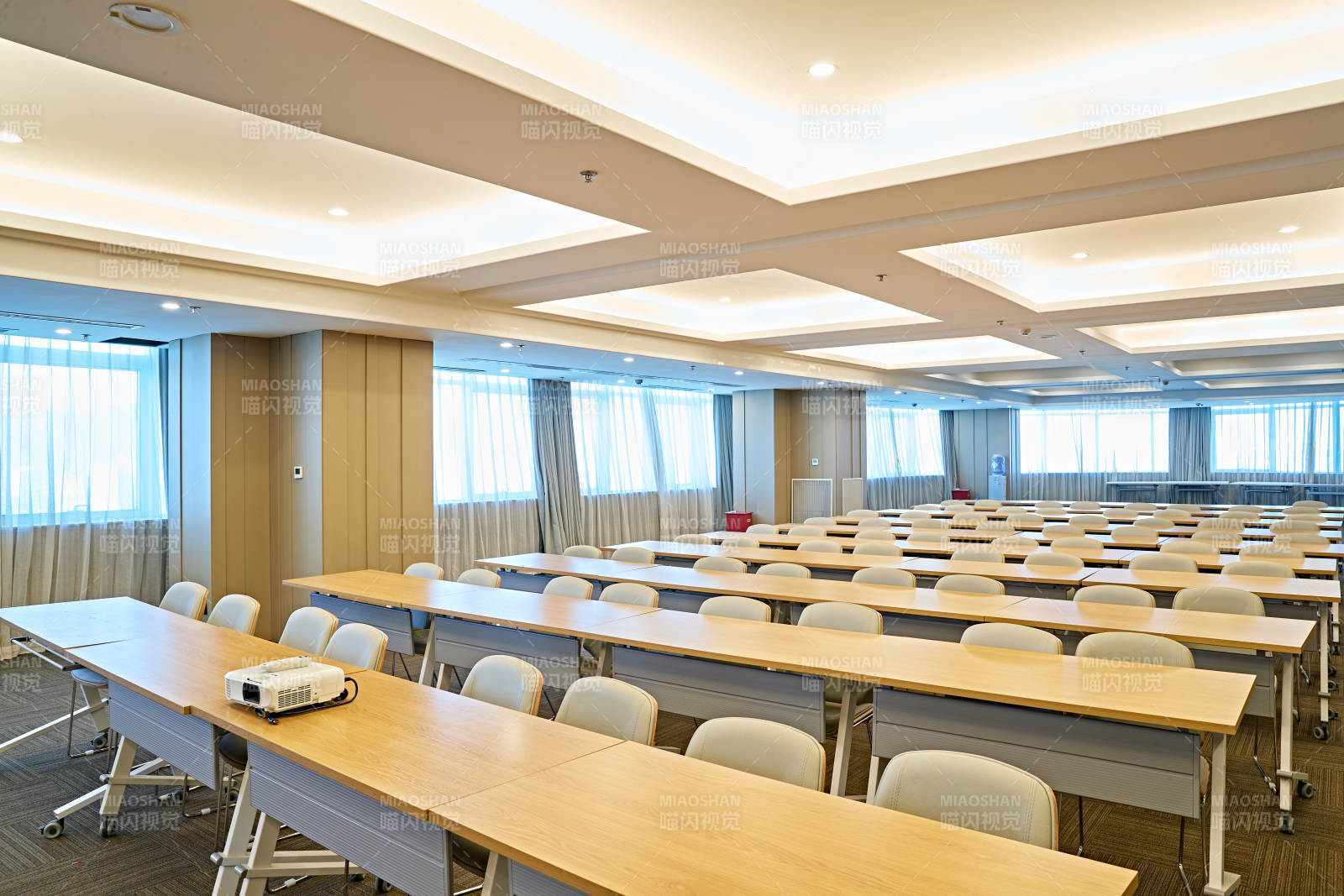 现代公司会议室图片
