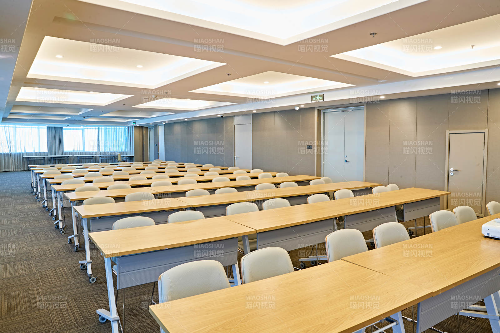 现代公司会议室图片