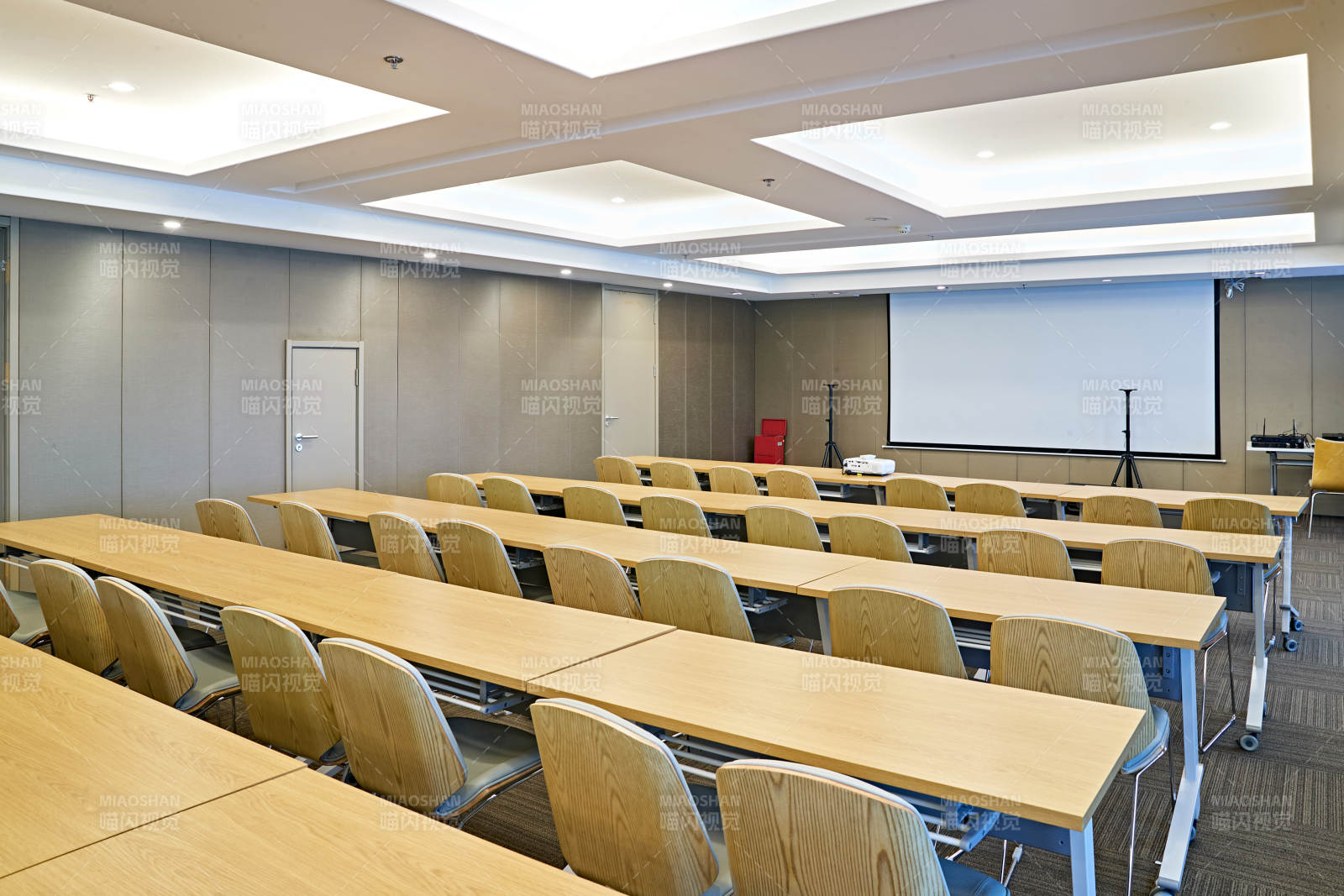 现代公司会议室图片