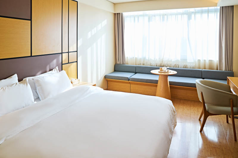 明亮整洁干净的酒店宾馆客房图片