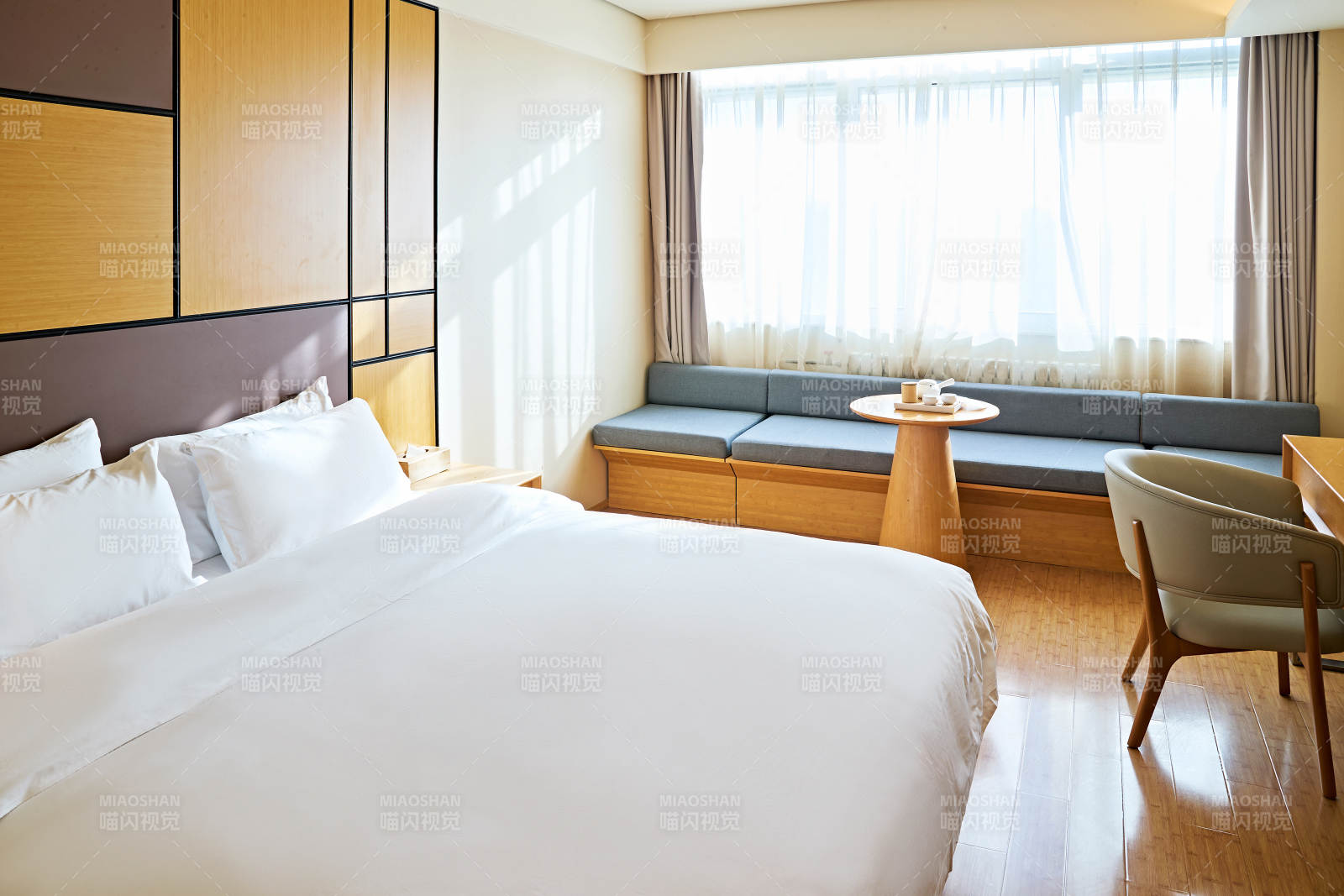 明亮整洁干净的酒店宾馆客房图片