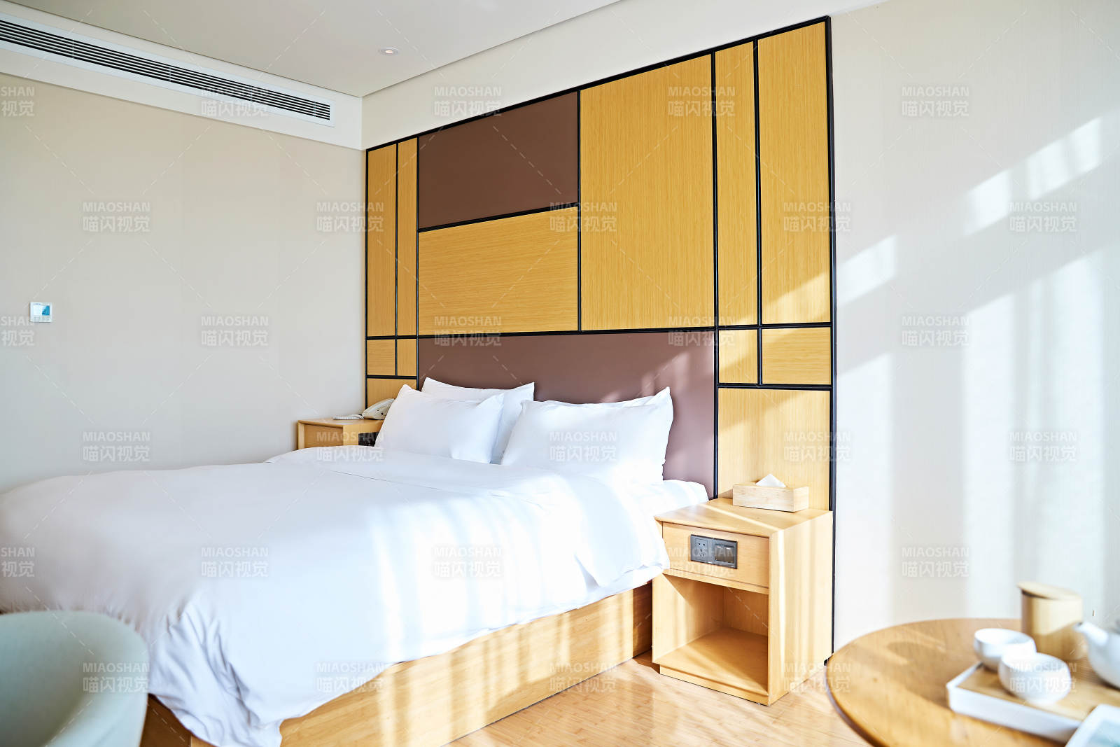 明亮整洁干净的酒店宾馆客房图片