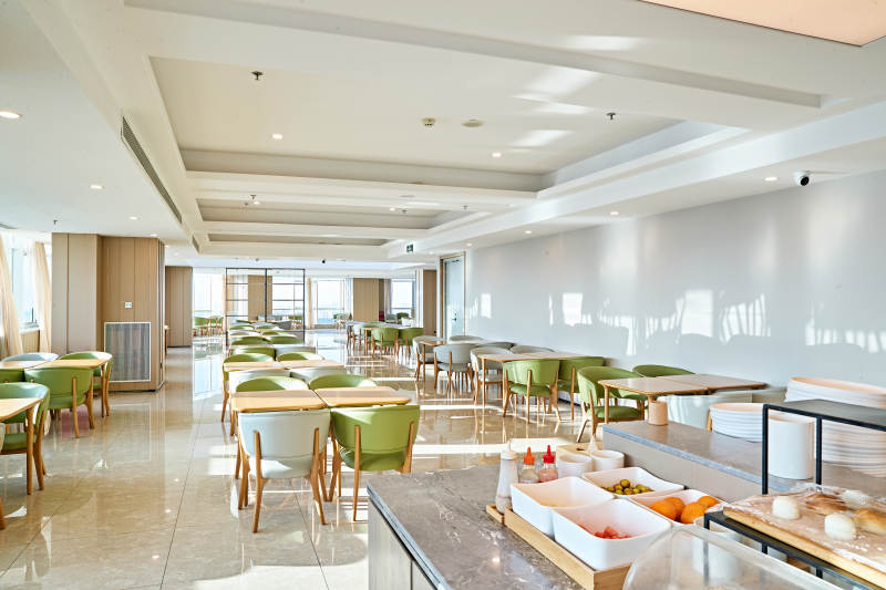 整洁明亮的酒店自助餐厅图片