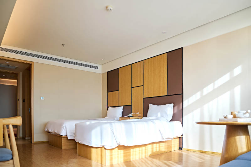 明亮整洁干净的酒店宾馆客房图片