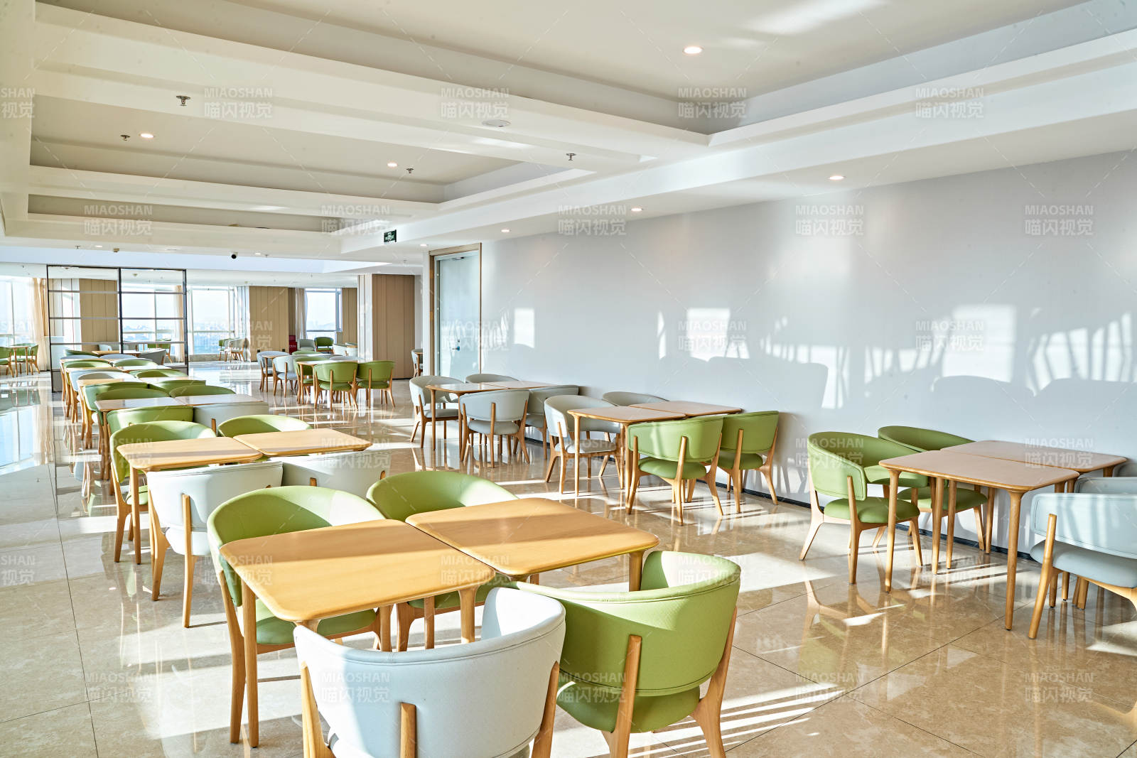 整洁明亮的酒店自助餐厅图片