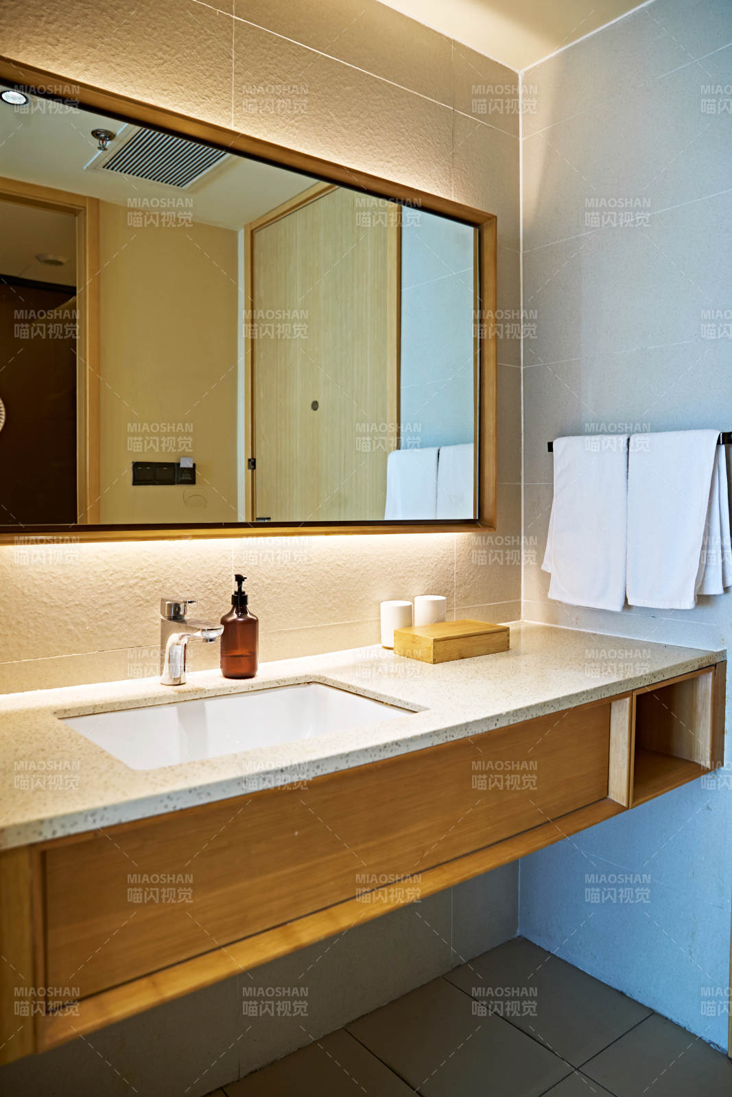 明亮整洁干净的酒店宾馆客房图片