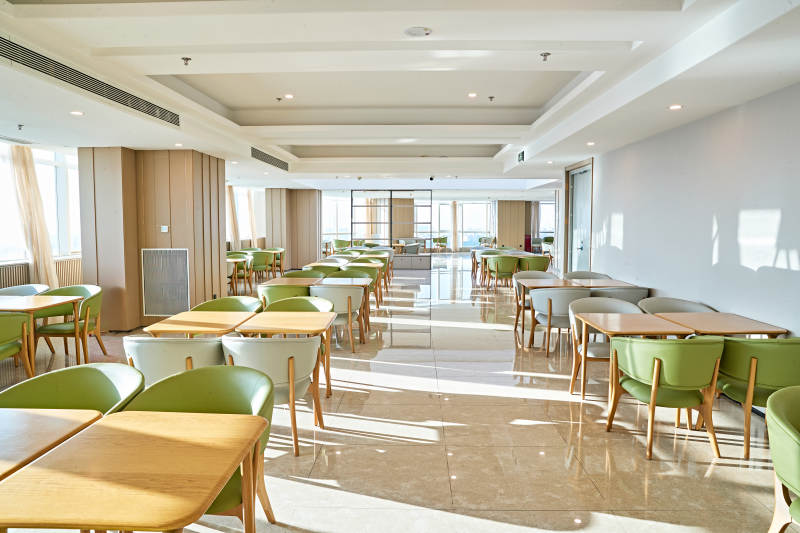 整洁明亮的酒店自助餐厅图片