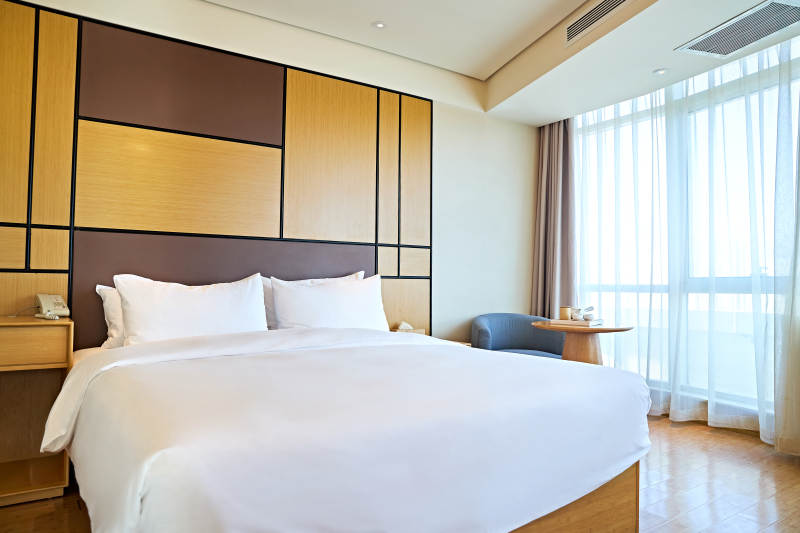 明亮整洁干净的酒店宾馆客房图片