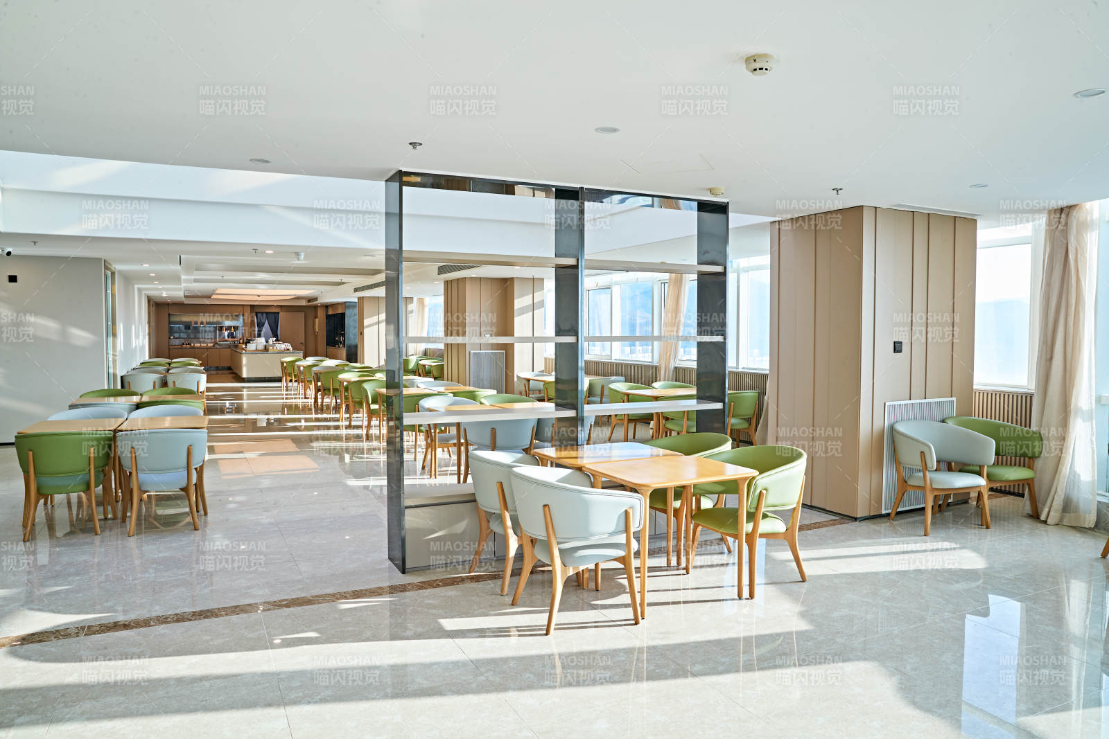 整洁明亮的酒店自助餐厅图片