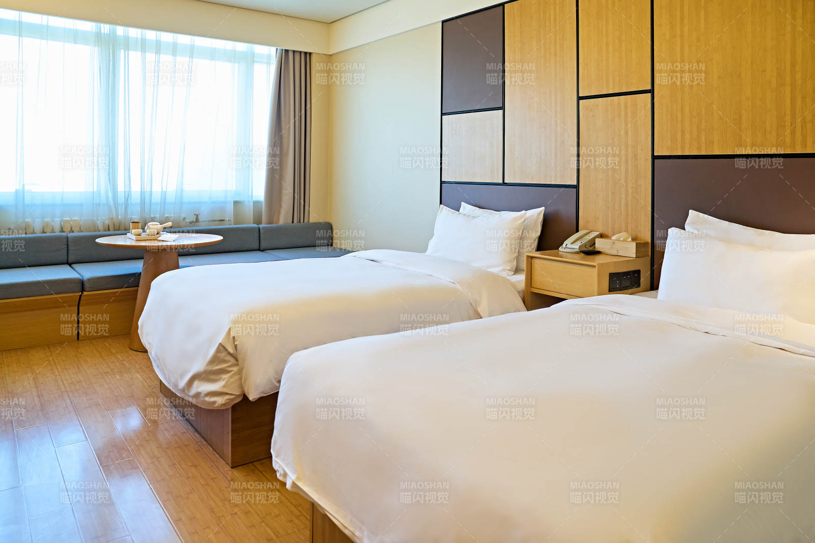 明亮整洁干净的酒店宾馆客房图片