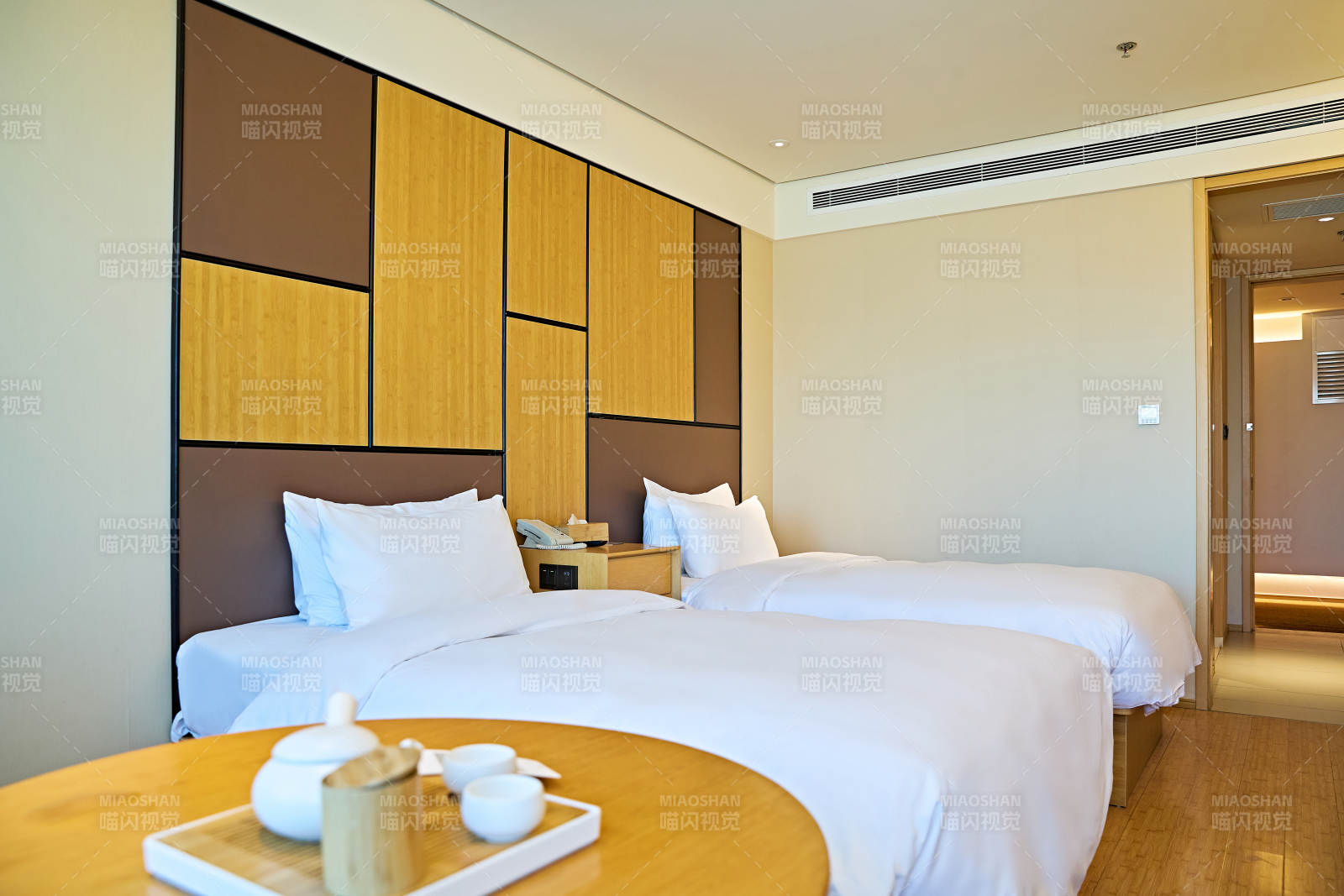 明亮整洁干净的酒店宾馆客房图片