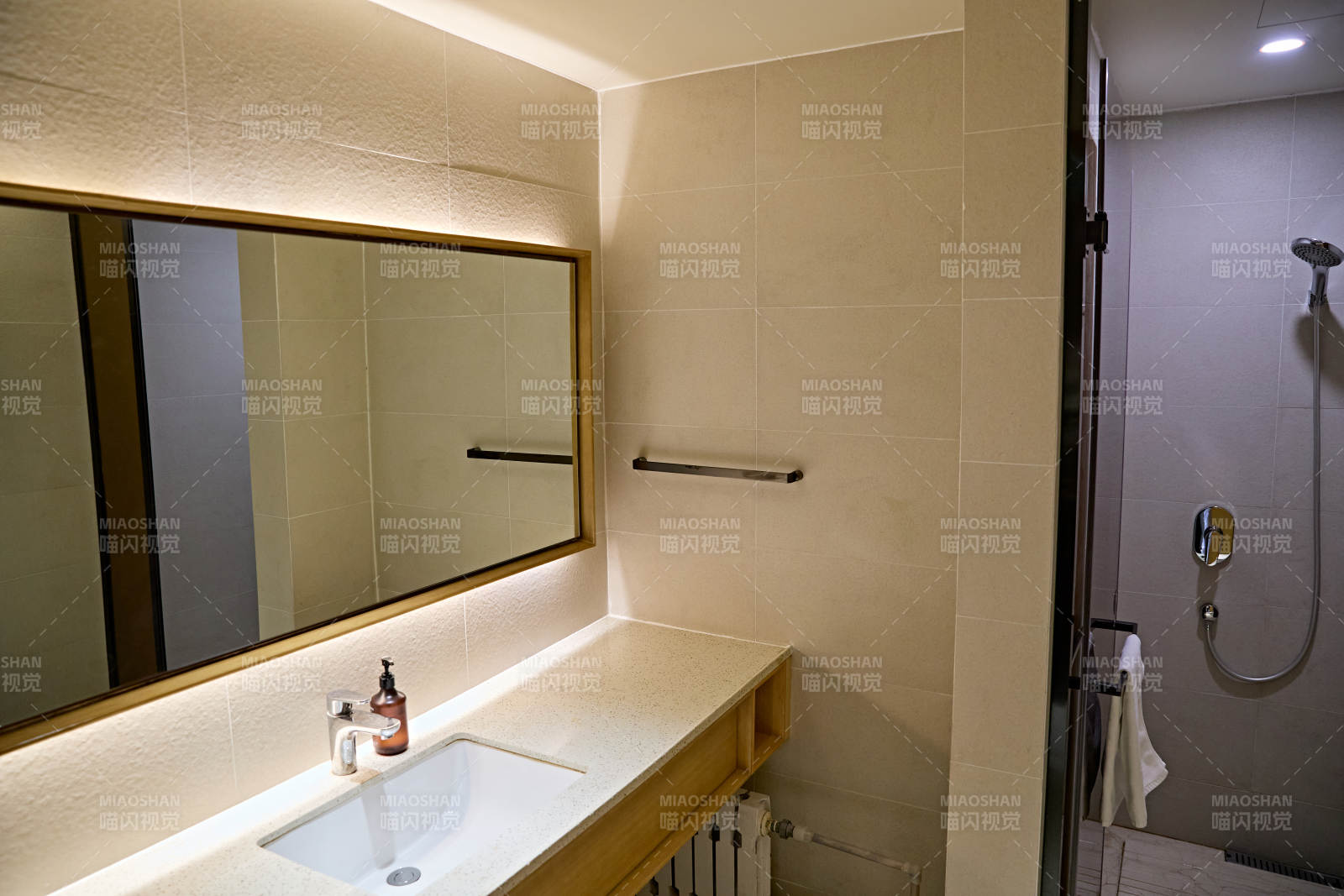 明亮整洁干净的酒店宾馆客房图片